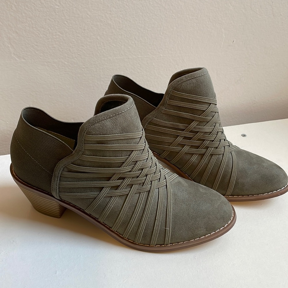 Zee Alexis ankle boots w/elastic design, olive green, size 8 never worn